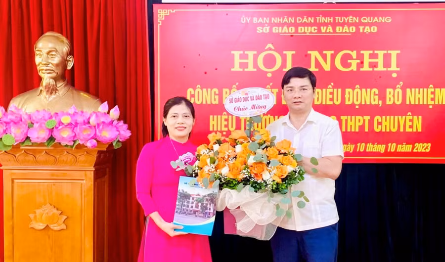 Ông Vũ Đình Hưng - Giám đốc Sở GD&ĐT (bên phải) trao quyết định và chúc mừng tân Hiệu trưởng Trường THPT Chuyên Tuyên Quang Nguyễn Thị Hằng.