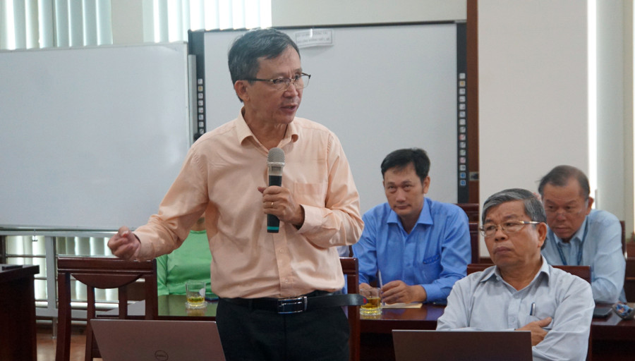 TS Huỳnh Văn Thông, giảng viên Khoa Báo chí & Truyền thông, Trường Đại học Khoa học xã hội và Nhân văn chia sẻ thực tiễn trong công tác đào tạo ngành Báo chí. Ảnh: Mạnh Tùng TS Huỳnh Văn Thông, giảng viên Khoa Báo chí & Truyền thông, Trường Đại học Khoa học xã hội và Nhân văn chia sẻ thực tiễn trong công tác đào tạo ngành Báo chí. Ảnh: Mạnh Tùng