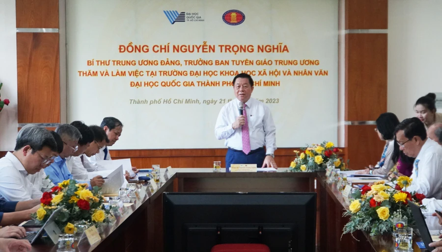 Toàn cảnh buổi làm việc của Trưởng Ban Tuyên giáo Trung ương và đoàn công tác với Trường Đại học Khoa học xã hội và Nhân văn. Ảnh: Mạnh Tùng