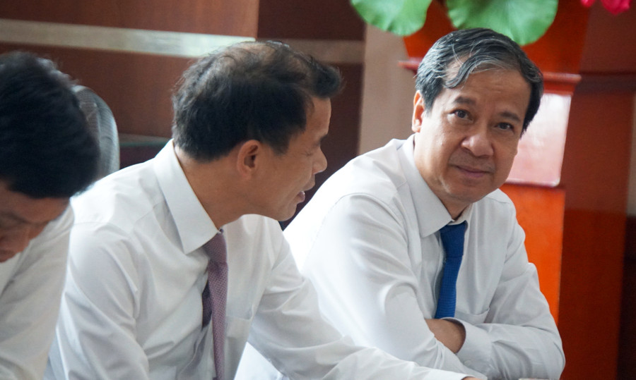 Bộ trưởng Bộ GD&ĐT Nguyễn Kim Sơn (phải) dự buổi làm việc. Ảnh: Mạnh Tùng Bộ trưởng Bộ GD&ĐT Nguyễn Kim Sơn (phải) dự buổi làm việc. Ảnh: Mạnh Tùng