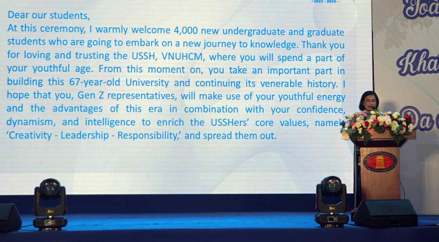 PGS.TS Ngô Thị Phương Lan, Hiệu trưởng nhà trường phát biểu khai giảng năm học mới. Ảnh: Mạnh Tùng PGS.TS Ngô Thị Phương Lan, Hiệu trưởng nhà trường phát biểu khai giảng năm học mới. Ảnh: Mạnh Tùng