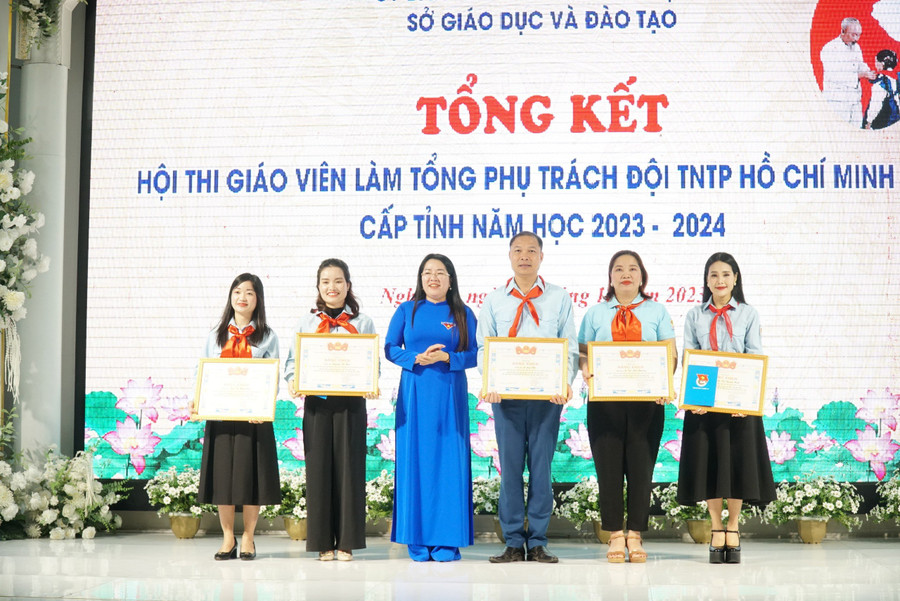 Các thầy cô giáo nhận khen thưởng của Tỉnh đoàn Nghệ An. Ảnh: Hồ Lài Các thầy cô giáo nhận khen thưởng của Tỉnh đoàn Nghệ An. Ảnh: Hồ Lài