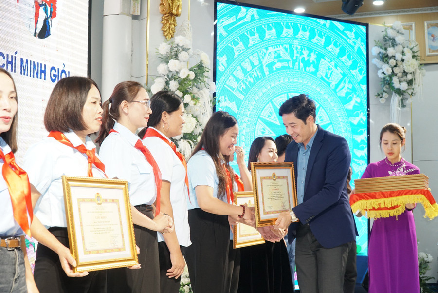 Ông Đặng Văn Hải - Chủ tịch Công đoàn Giáo dục Nghệ An trao khen thưởng cho các cá nhân đạt kết quả tốt tại hội thi. Ảnh: Hồ Lài Ông Đặng Văn Hải - Chủ tịch Công đoàn Giáo dục Nghệ An trao khen thưởng cho các cá nhân đạt kết quả tốt tại hội thi. Ảnh: Hồ Lài