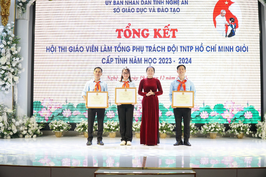 Bà Nguyễn Thị Thu Nhi - Phó Chủ tịch Liên đoàn Lao động tỉnh Nghệ An trao bằng khen cho tập thể có nhiều đóng góp, thành tích xuất sắc tại hội thi. Ảnh: Hồ Lài Bà Nguyễn Thị Thu Nhi - Phó Chủ tịch Liên đoàn Lao động tỉnh Nghệ An trao bằng khen cho tập thể có nhiều đóng góp, thành tích xuất sắc tại hội thi. Ảnh: Hồ Lài
