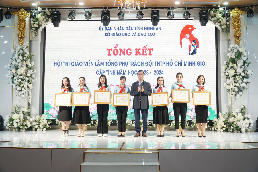 Trao giấy khen của Giám đốc Sở GD&ĐT Nghệ An cho các giáo viên đạt thành tích cao, nhiều sáng tạo tại hội thi. Ảnh: Hồ Lài Trao giấy khen của Giám đốc Sở GD&ĐT Nghệ An cho các giáo viên đạt thành tích cao, nhiều sáng tạo tại hội thi. Ảnh: Hồ Lài