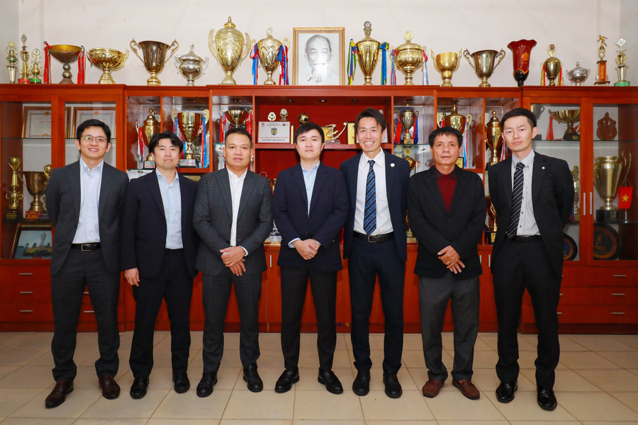 Đại diện Câu lạc bộ Mito Hollyhock thăm phòng truyền thống Câu lạc bộ Sông Lam Nghệ An. Ảnh: Chung Lê. Đại diện Câu lạc bộ Mito Hollyhock thăm phòng truyền thống Câu lạc bộ Sông Lam Nghệ An. Ảnh: Chung Lê.