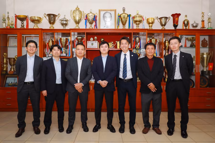 Đại diện Câu lạc bộ Mito Hollyhock thăm phòng truyền thống Câu lạc bộ Sông Lam Nghệ An. Ảnh: Chung Lê.