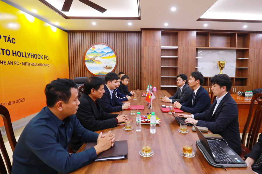 Đại diện lãnh đạo 2 câu lạc bộ Sông Lam Nghệ An và Mito Hollyhock (Nhật Bản) tại lễ ký kết. Ảnh: Chung Lê. Đại diện lãnh đạo 2 câu lạc bộ Sông Lam Nghệ An và Mito Hollyhock (Nhật Bản) tại lễ ký kết. Ảnh: Chung Lê.