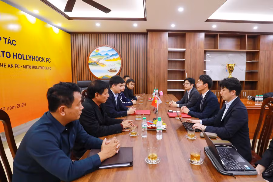 Đại diện lãnh đạo 2 câu lạc bộ Sông Lam Nghệ An và Mito Hollyhock (Nhật Bản) tại lễ ký kết. Ảnh: Chung Lê.