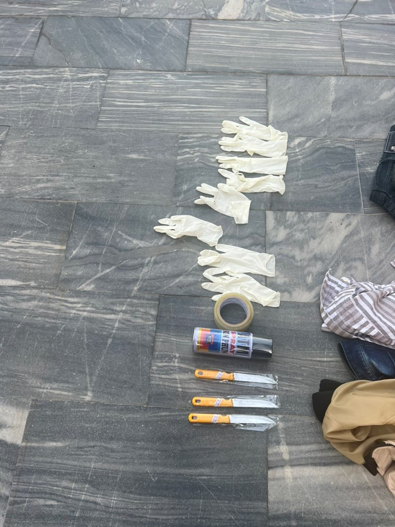 Tiến mua 3 con dao Thái Lan, 1 cuộn băng keo, 1 bình xịt sơn đen, 4 cặp găng tay y tế. (Ảnh: TTBC TPHCM) Tiến mua 3 con dao Thái Lan, 1 cuộn băng keo, 1 bình xịt sơn đen, 4 cặp găng tay y tế. (Ảnh: TTBC TPHCM)