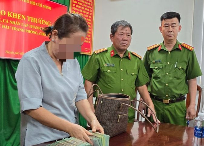 Nạn nhân nhận lại đủ số tiền của nhóm tội phạm thực hiện hành vi cướp tài sản. (Ảnh: TTBC TPHCM) Nạn nhân nhận lại đủ số tiền của nhóm tội phạm thực hiện hành vi cướp tài sản. (Ảnh: TTBC TPHCM)