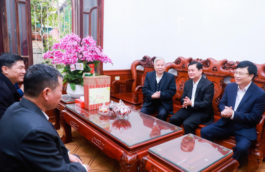 Lãnh đạo tỉnh Nghệ An đến thăm Nhà giáo Nhân dân Lê Văn Phớt (thứ 3 từ trái sang).