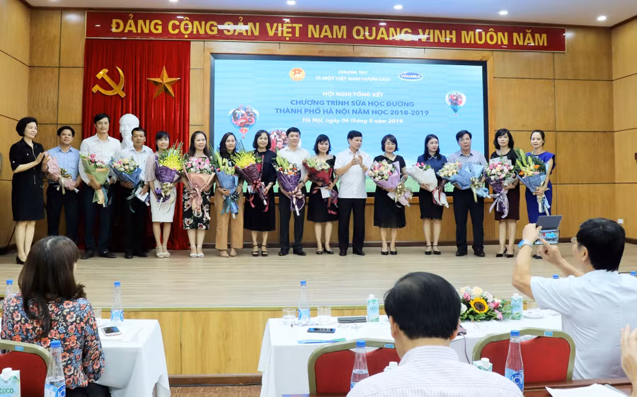 Ông Ngô Văn Quý - Phó chủ tịch UBND thành phố Hà Nội và bà Bùi Thị Hương - Giám đốc Điều hành Nhân sự, Hành chính & Đối Ngoại của Vinamilk trao thưởng cho các đơn vị triển khai có hiệu quả chương trình sữa học đường.