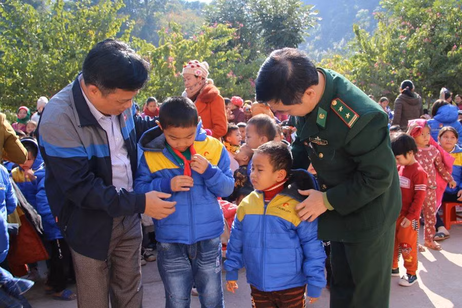Tặng áo ấm cho học sinh xã vùng cao Mỹ Lý, huyện Kỳ Sơn, Nghệ An