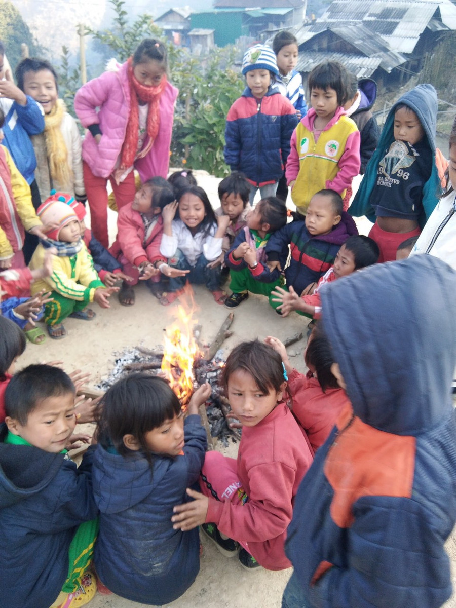 Thầy cô nhóm lửa sưởi ấm cho học sinh tại điểm lẻ Trường Tiểu học Mường Lống 1, Kỳ Sơn, Nghệ An