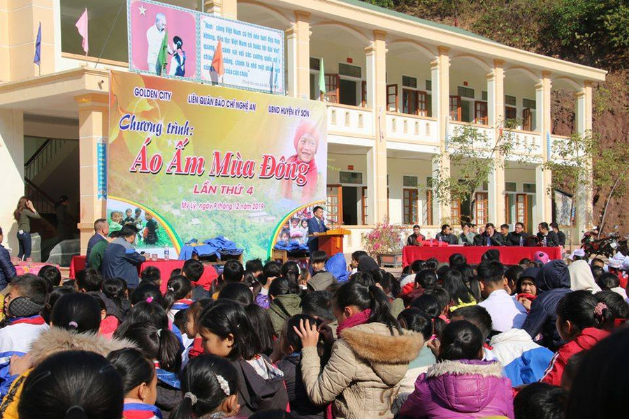 Nhiệt độ xuống thấp nhưng trời trong, nắng nên về trưa ấm lên, học sinh các trường vẫn đi học đầy đủ