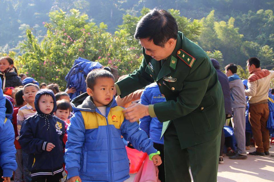 Nhiều đơn vị, tổ chức đã giúp đỡ, tặng chăn, áo ấm cho học sinh vùng cao đến trường