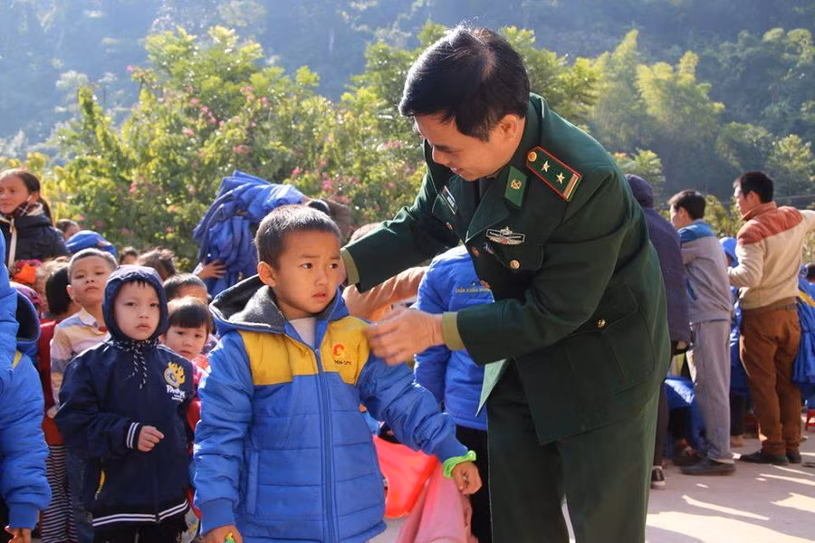 Nhiều đơn vị, tổ chức đã giúp đỡ, tặng chăn, áo ấm cho học sinh vùng cao đến trường