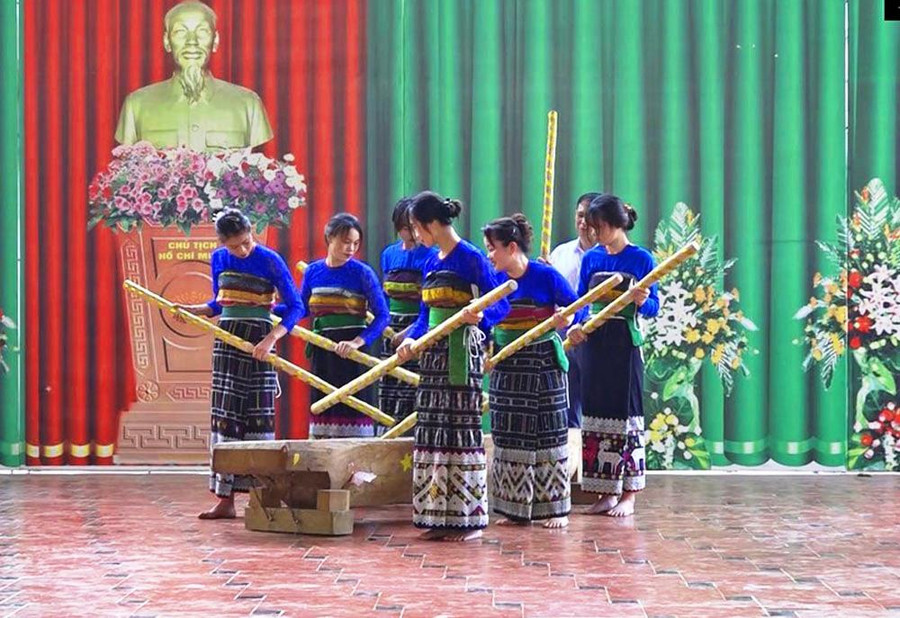 Ngoài dạy chữ Thái, Trường THPT Quan Sơn còn duy trì các hoạt động văn nghệ giữ gìn bản sắc văn hóa Thái.