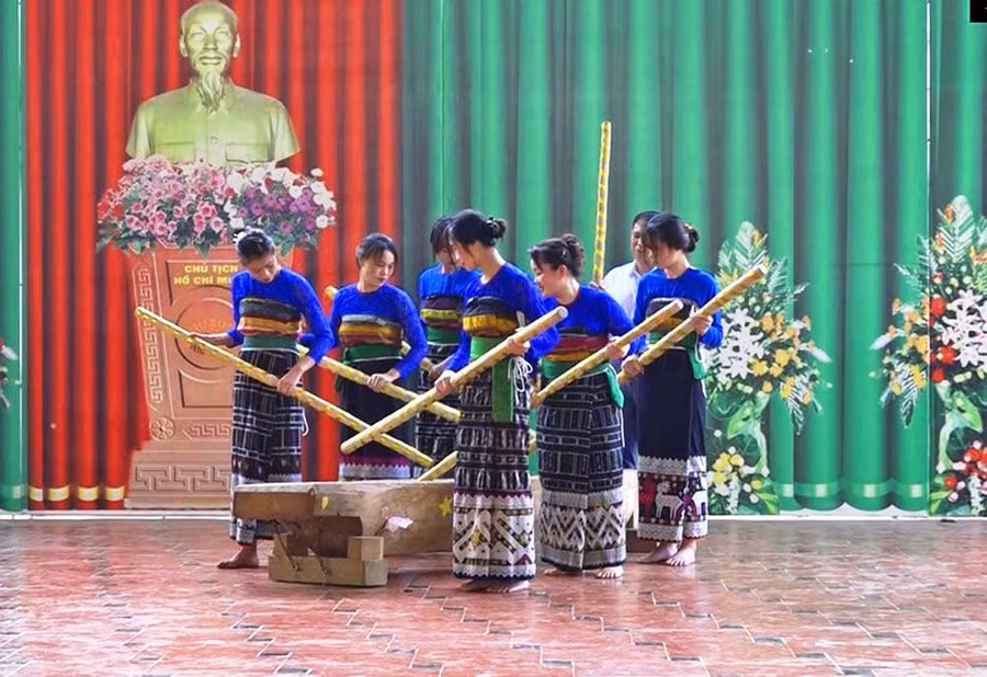 Ngoài dạy chữ Thái, Trường THPT Quan Sơn còn duy trì các hoạt động văn nghệ giữ gìn bản sắc văn hóa Thái.