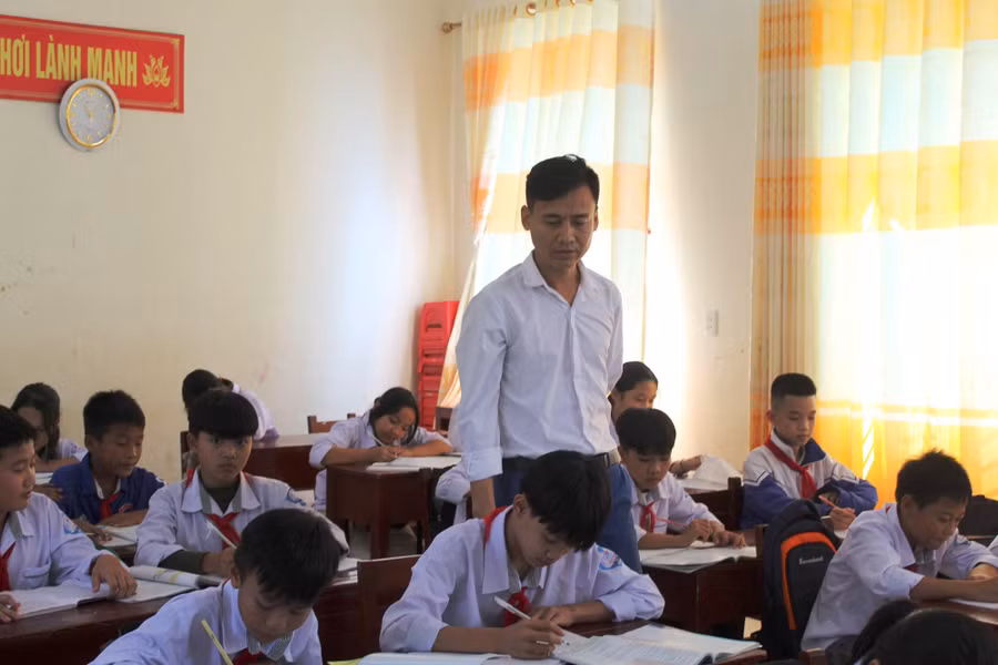 Thầy Giáo trong giờ dạy tại lớp 6D, Trường THCS Yên Thọ.