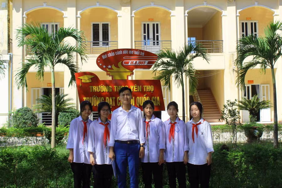 Thầy Giáo và nhóm tác giả đoạt giải tại cuộc thi “Thầy cô trong mắt em” 2022 với tác phẩm “Có một người thầy như thế”.