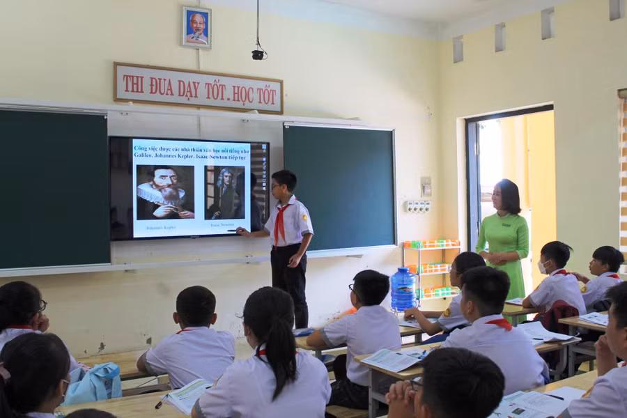 Học sinh Trường THCS Cù Chính Lan (TP Thanh Hóa) tự tin thuyết trình với công nghệ dạy học tương tác thông minh.