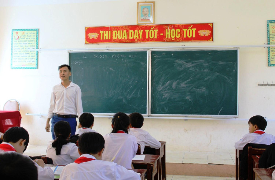 Thầy Trương Công Giáo - Trường THCS Yên Thọ (Như Thanh) trong giờ dạy phân môn Hóa (Khoa học tự nhiên) tại lớp 6D.