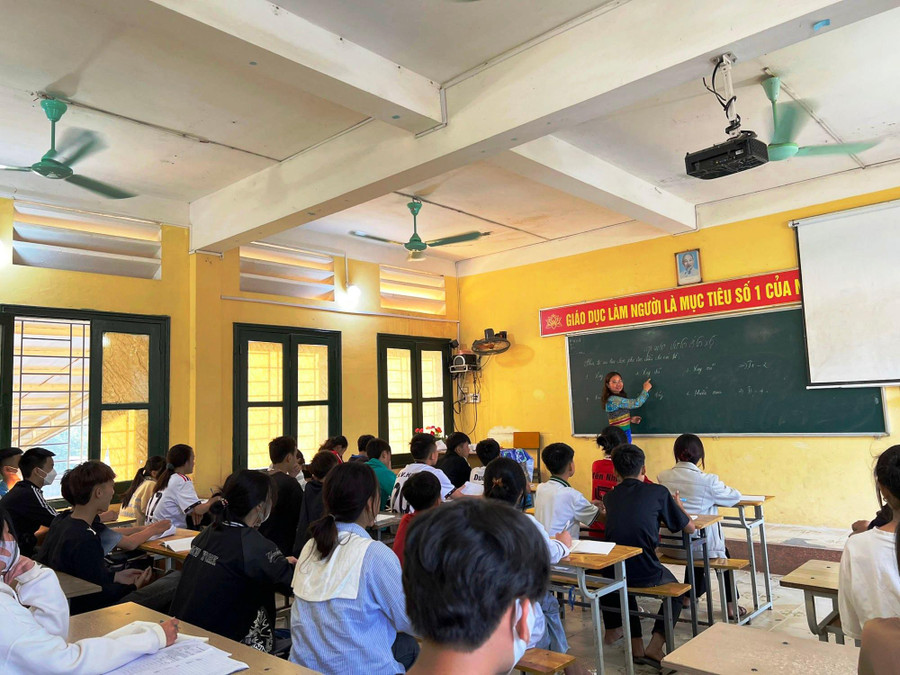 Cô Hà Thị Khuyên hiện là giáo viên duy nhất của Trường THPT Quan Sơn đảm nhận dạy chữ Thái tại nhà trường.