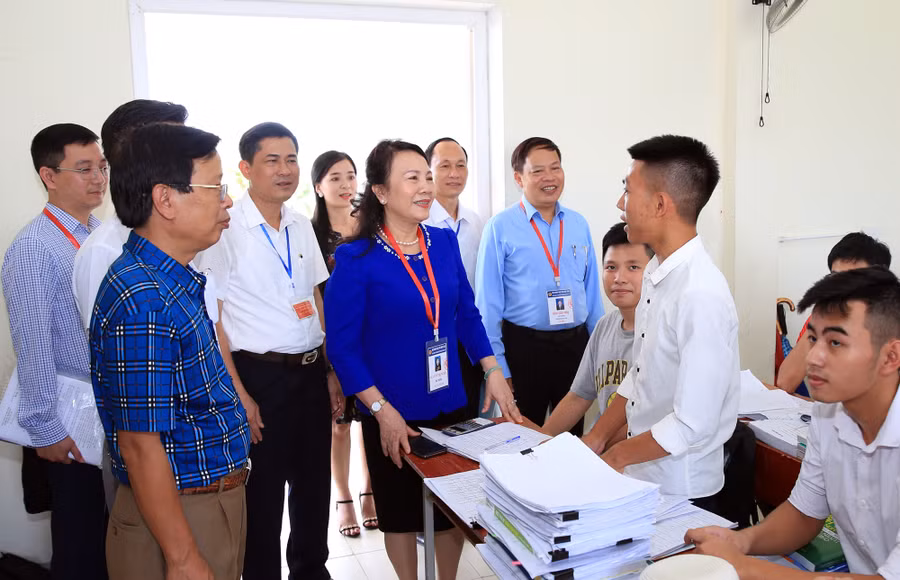 Thứ trưởng Bộ GD&ĐT Nguyễn Thị Nghĩa trong dịp đến thăm, động viên học sinh lớp 12A1 trước kỳ thi THPT quốc gia 2019.