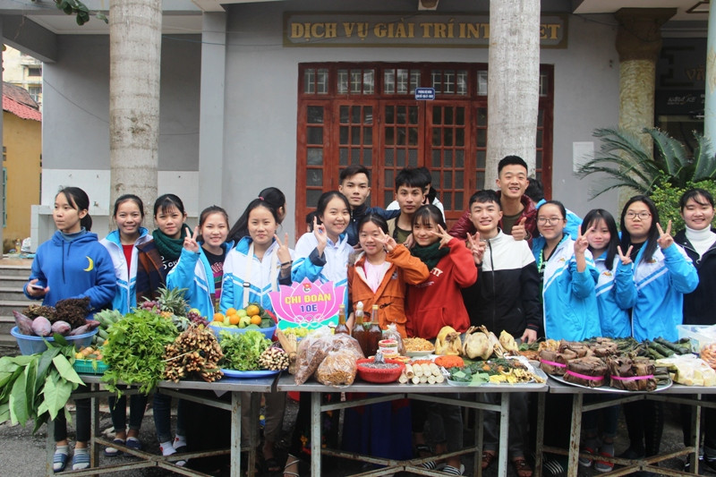 Một trong những mâm hàng của học sinh nhà trường bày bán tại phiên chợ.