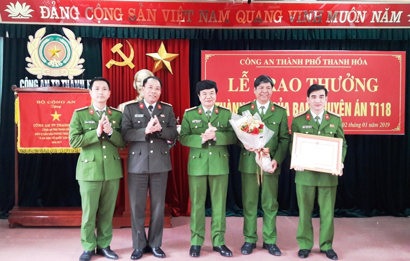 Lãnh đạo Công an tỉnh trao tặng bằng khen cho Công an TP. Thanh Hóa. Lãnh đạo Công an tỉnh trao tặng bằng khen cho Công an TP. Thanh Hóa.