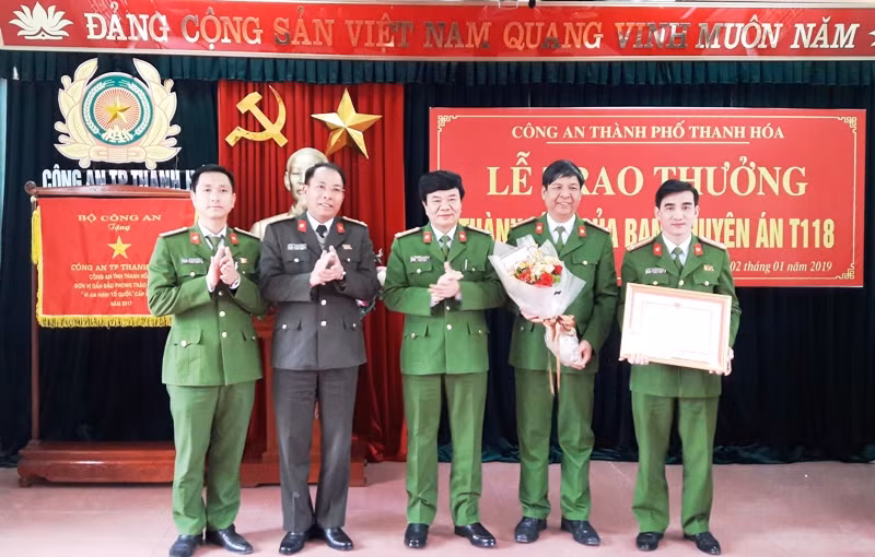 Lãnh đạo Công an tỉnh trao tặng bằng khen cho Công an TP. Thanh Hóa.