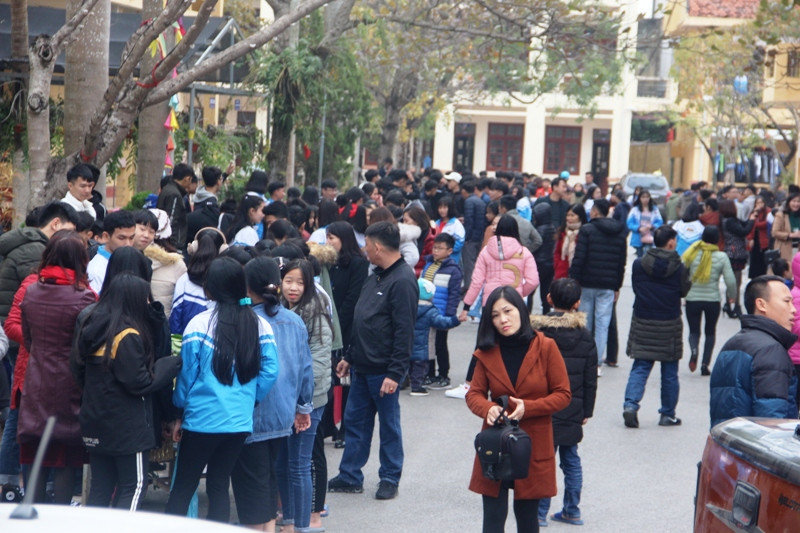 Đông đảo học sinh, giáo viên và phụ huynh của các em cũng về dự phiên chợ