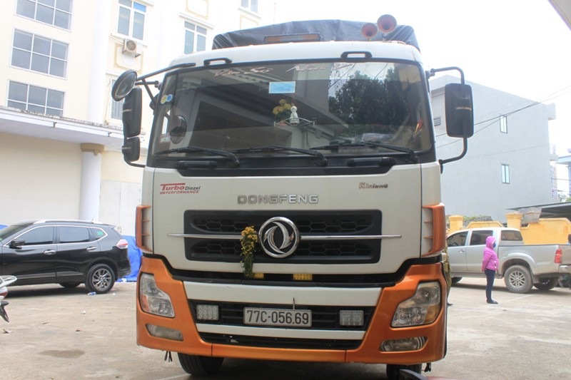 Chiếc xe tải đã chở 854 chai rượu ngoại nhập lậu