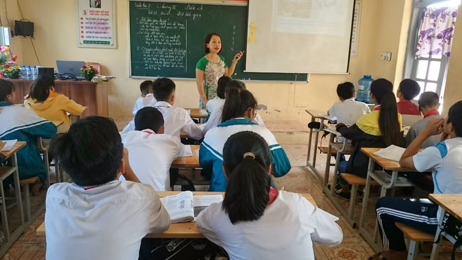 Cô Trần Thị Ánh Nguyệt – giáo viên Trường THCS Thiết Ống trong giờ Sinh học.