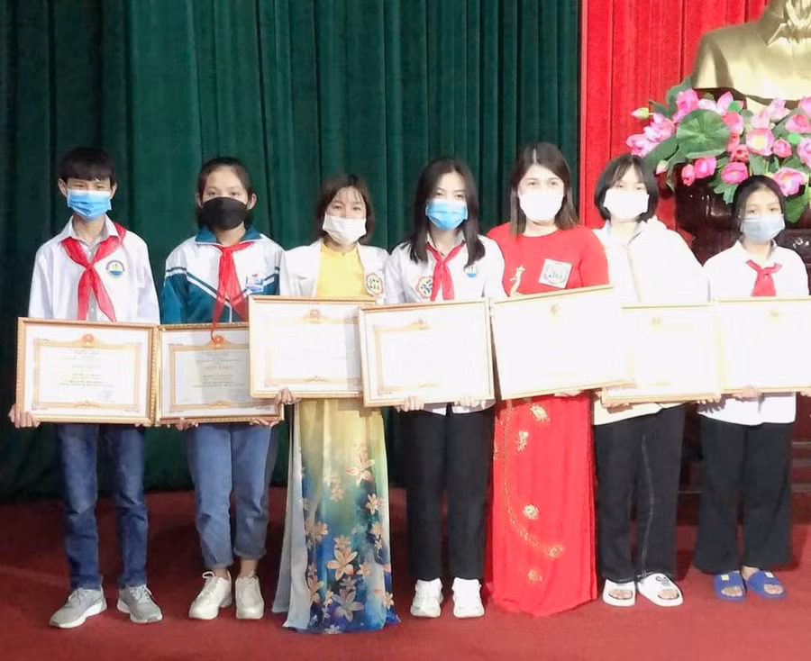 Em Lê Thị Thu Hòa (đầu tiên từ phải qua), Trường THCS Hoằng Phụ giành giải Nhất môn Lịch sử tại kỳ thi học sinh giỏi cấp tỉnh năm học 2021-2022.