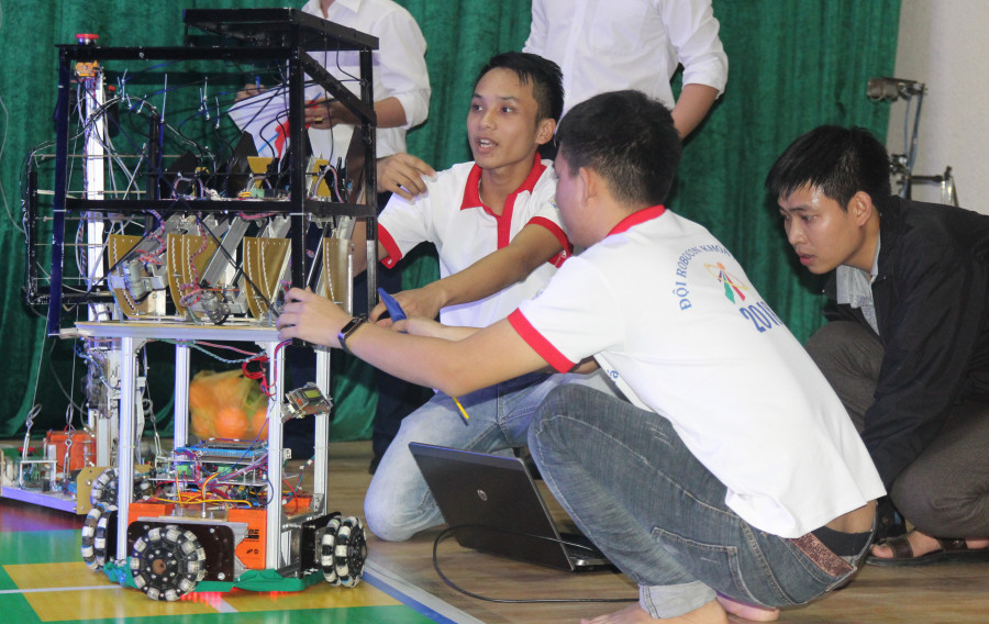 Kịch tính thi đấu Robocon ảnh 2 Kịch tính thi đấu Robocon ảnh 2