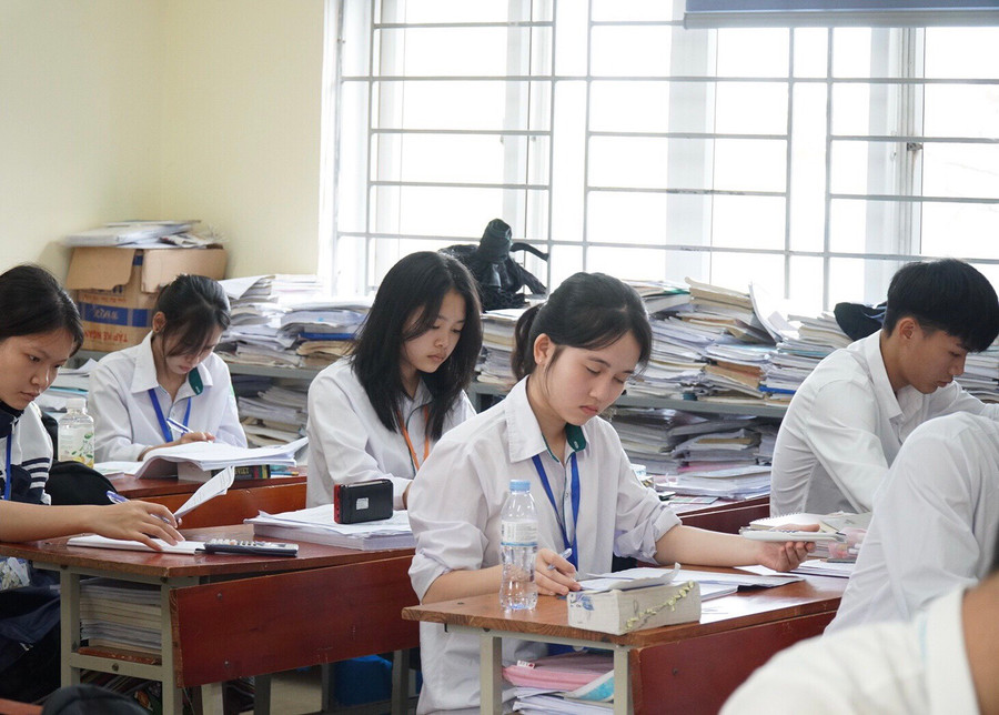 Học sinh lớp 12A3 Trường Phổ thông DTNT THPT số 2 tỉnh Nghệ An trong giờ kiểm tra môn Toán. Ảnh Hồ Lài. Học sinh lớp 12A3 Trường Phổ thông DTNT THPT số 2 tỉnh Nghệ An trong giờ kiểm tra môn Toán. Ảnh Hồ Lài.