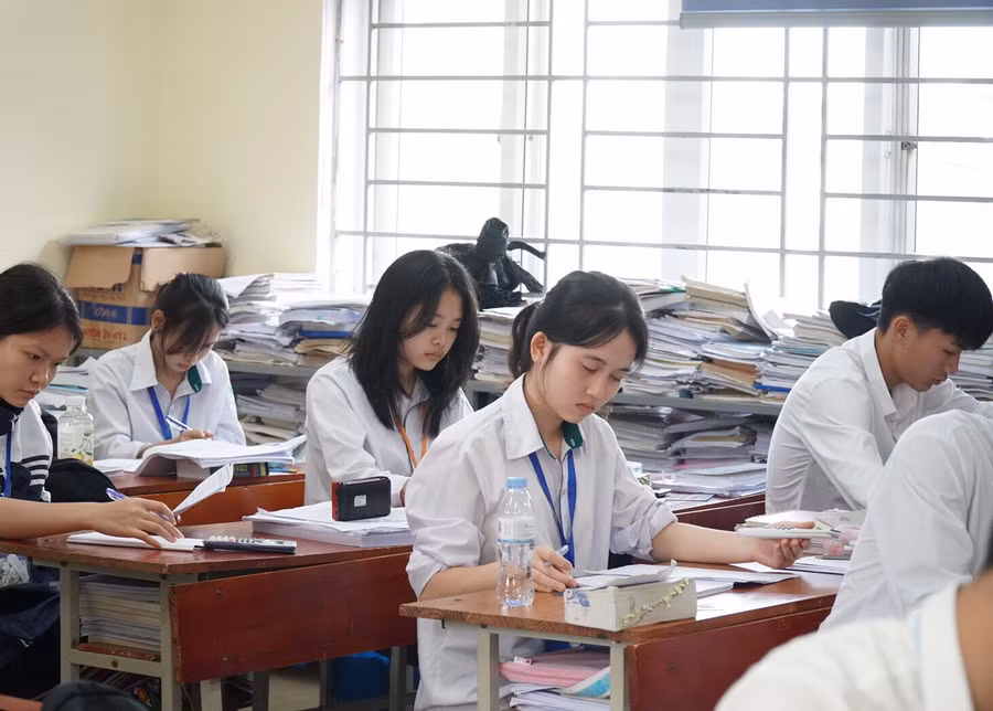 Học sinh lớp 12A3 Trường Phổ thông DTNT THPT số 2 tỉnh Nghệ An trong giờ kiểm tra môn Toán. Ảnh Hồ Lài.