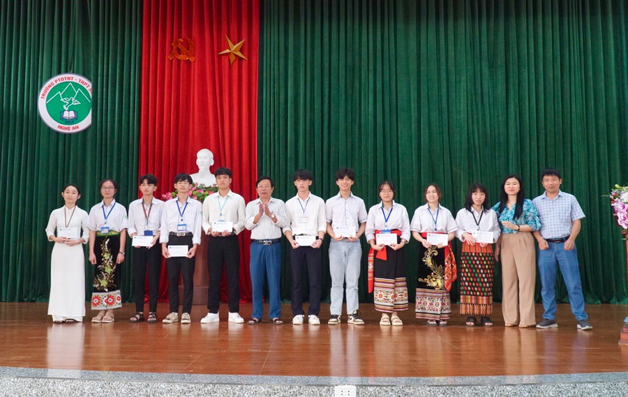 Trường Phổ thông DTNT THPT số 2 Nghệ An khen thưởng học sinh lớp 12 đạt kết quả cao tại các đợt thi giữa kỳ, thi thử tốt nghiệp THPT. Ảnh: Hồ Lài. Trường Phổ thông DTNT THPT số 2 Nghệ An khen thưởng học sinh lớp 12 đạt kết quả cao tại các đợt thi giữa kỳ, thi thử tốt nghiệp THPT. Ảnh: Hồ Lài.