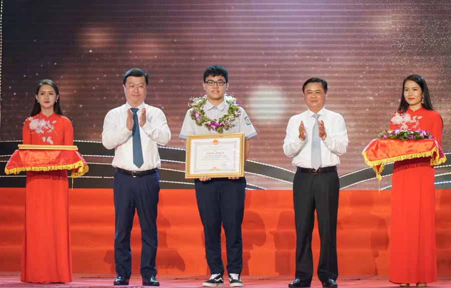 Tỉnh Nghệ An vinh danh em Phạm Trung Quốc Anh - Huy chương Vàng Olympic Hóa học quốc tế năm 2020