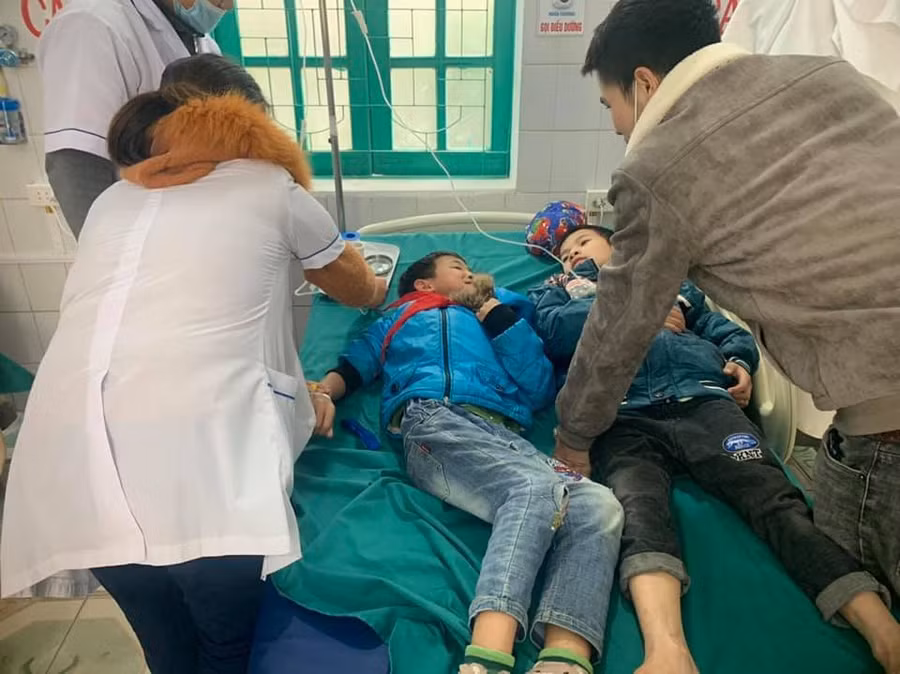 Có 6/7 em bị đau bụng sau khi ăn bánh mỳ tại địa điểm gần trường học