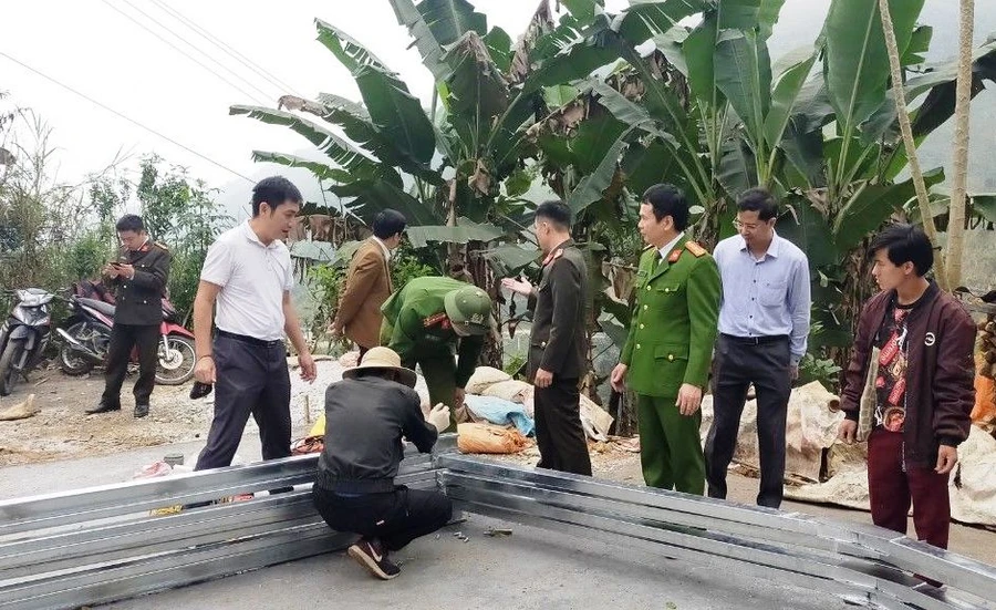 Lãnh đạo Công an tỉnh Thanh Hóa trực tiếp chỉ đạo công tác xây dựng nhà cho người nghèo ở huyện Mường Lát. Ảnh: Công an Thanh Hóa cung cấp.