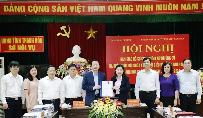 Ông Đỗ Minh Tuấn - Chủ tịch UBND tỉnh, Chủ tịch Ủy ban Bầu cử Thanh Hóa bàn giao hồ sơ những người ứng cử ĐBQH khóa XV, đại biểu HĐND tỉnh khóa XVIII, nhiệm kỳ 2021-2026 cho Thường trực Ủy ban MTTQ tỉnh.