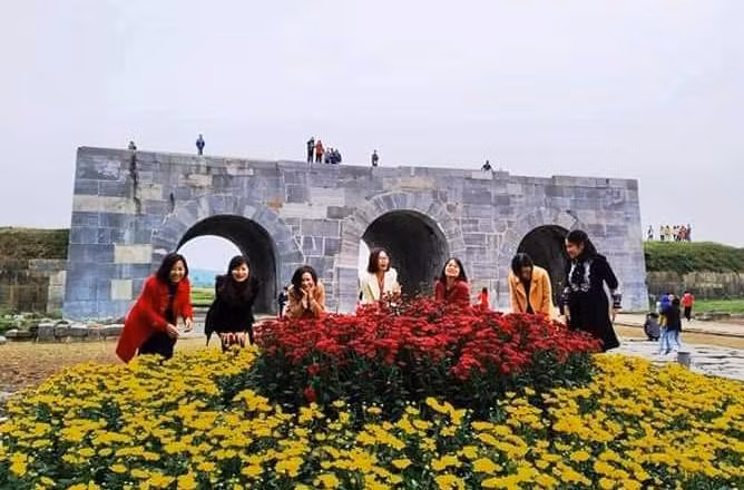 Du khách thích thú khi đến tham quan Di sản văn hóa thế giới Thành Nhà Hồ.