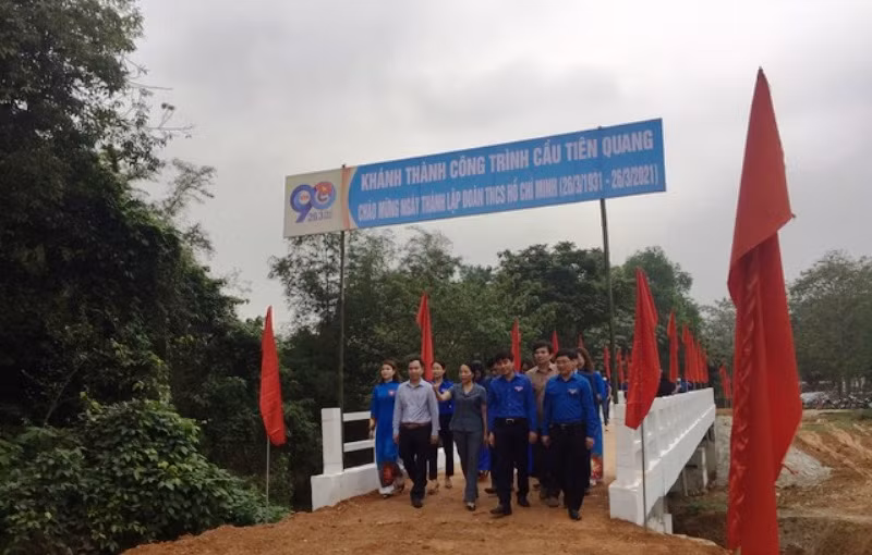 Cầu Tiên Quang được đưa vào sử dụng, giúp học sinh đến trường an toàn trong mua mưa lũ.