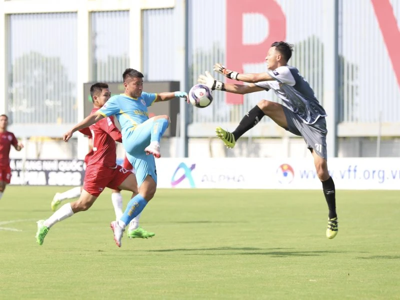 Hải Nam Vĩnh Yên -Vĩnh Phúc (áo xanh) đánh bại Kon Tum với tỷ số 2-0 qua đó giành ngôi vị đầu bảng A và giành quyền tham dự VCK. Ảnh: VFF