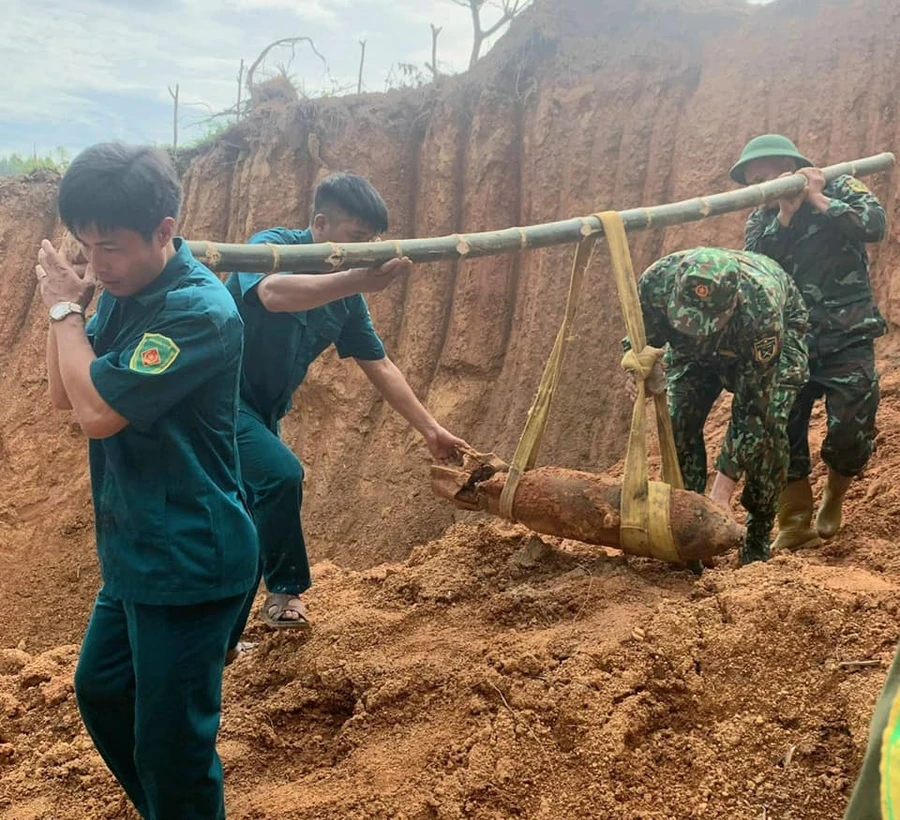 Lực lượng công binh tiến hành di chuyển quả bom đến nơi hủy nổ. Ảnh: Ban CHQS huyện Sơn Dương. 