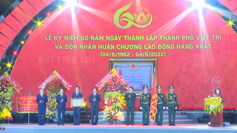 Thừa ủy quyền của Chủ tịch nước, Đại tướng Lương Cường trao tặng Đảng bộ, chính quyền và nhân dân thành phố Việt Trì Huân chương Lao động hạng Nhất.